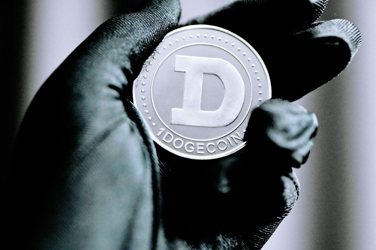 狗狗币ETF初上线价格稳定，技术分析指向1美元的目标价位